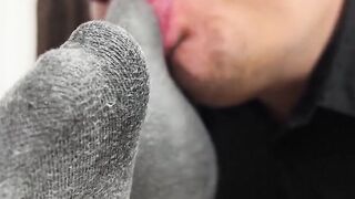 MaleFeetXXX.com - Dominant Tommy B's worship and licking of muscular Matt M's gorgeou