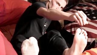 Straight athletic guy Hank loves to show off his bare feet to his viewers