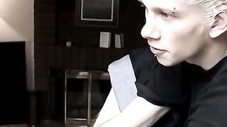 ToesXXX.com - Butt buddies' dirty feet worship in the kitchen
