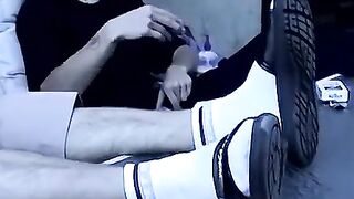 ToesXXX.com - Butt buddies' dirty feet worship in the kitchen