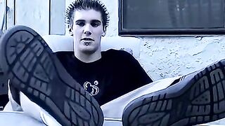 ToesXXX.com - Butt buddies' dirty feet worship in the kitchen