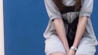 Beautiful Japanese babe fills bowl with her hot yellow piss