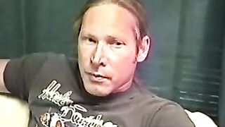 MenWorkinXXX.com - Long-haired Freddyz strokes his fat meat on his bed