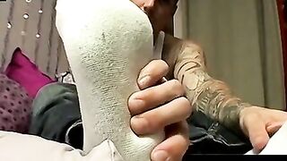ToesXXX.com - Inked foot worshiper's double-handed cum blast