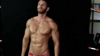 Bodybuilder finds release in solo show after taking snaps
