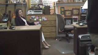 Handsome MILF sells her mouth and twat in the pawnshop