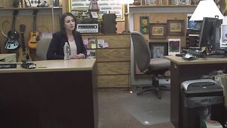 Handsome MILF sells her mouth and twat in the pawnshop