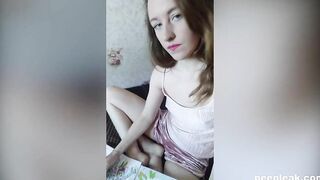 Bored amaterus sticks a pencil into her vagina