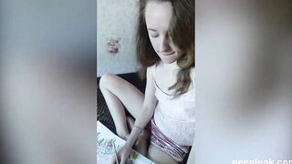 Bored amaterus sticks a pencil into her vagina