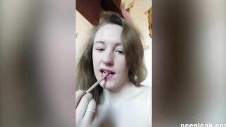 Bored amaterus sticks a pencil into her vagina