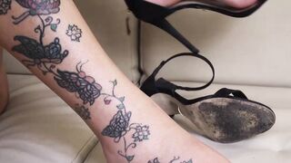 Shemales smoke show their feet and give an amazing handjob