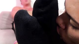 MaleFeetXXX.com - Muscular Drew Harper's feet sucked and worshiped by his straight fr