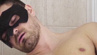 Amateur model Harry Parkers solo jerking after nice shower