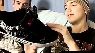 ToesXXX.com - Muscular studs' gentle toe touch with wild masturbation