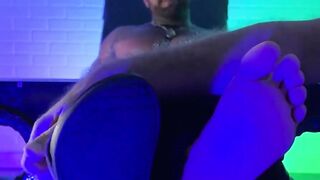 MaleFeetXXX.com - Muscular Gunnar laughs and squirms in a hairy guy's persistent tick