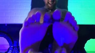 MaleFeetXXX.com - Muscular Gunnar laughs and squirms in a hairy guy's persistent tick