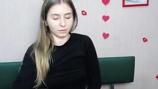 Beautiful babe TaliaSunshin masturbates on webcam solo action