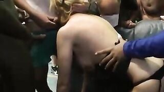 Tournante libertine pour l assistante sociale coquine Zora benlokbi