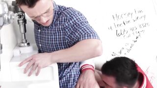 Quickie bareback fucking in the schools bathroo