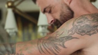 Bearded muscle hunk Alpha Wolfe is raw plowed by Drew Valentino