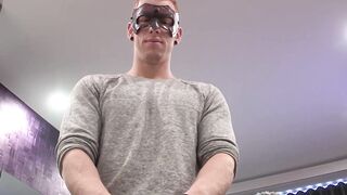 Amateur bodybuilder Frank L shows us his masturbation skills