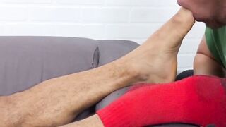 MaleFeetXXX.com - Ripped Maximus offers his smelly gym feet for worship by his lustfu