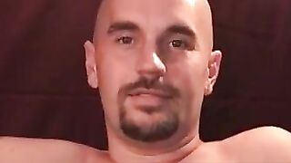 MenWorkinXXX.com - Chubby butt pirate loves stroking his schlong solo