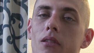 Solo guy shows off his hot hunk physique while jerking off