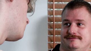 Mature Jordi Massive barebacks Skylar Finchh after slurping his ass