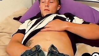 Handsome Kelly Cooper cums after wanking big cock