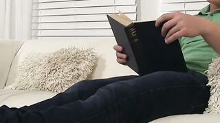 MaleFeetXXX.com - Muscular bookworm Leo Luckett strokes while toes licked