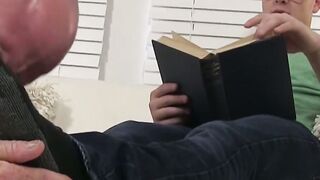 MaleFeetXXX.com - Muscular bookworm Leo Luckett strokes while toes licked