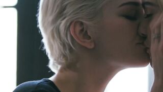 Blonde Ambition Kenna James Takes on Skye Blue in a erotik ménage à trois