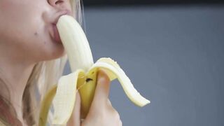 Blonde Bombshell Oxanas Juicy Obsession
