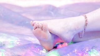 oil and glitter toes