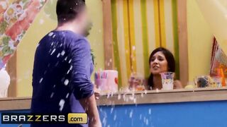 Brazzers - sexy Sexy Jynx Maze Serves Fresh Lemonade & Gets her Cunt Banged!