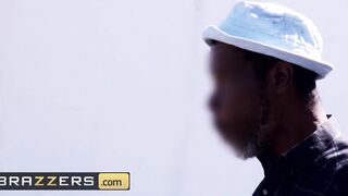 Brazzers - sexy Sexy Jynx Maze Serves Fresh Lemonade & Gets her Cunt Banged!