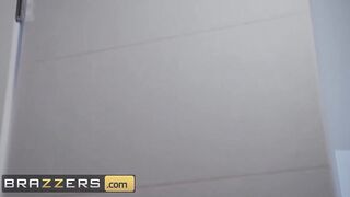 Brazzers - Tanned Housewife Nicolette Shea Bounces on a Penis