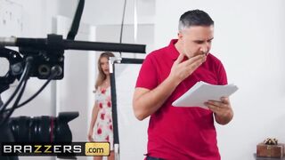 Brazzers - Good mom Linzee Ryder Fucks the Photographer