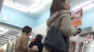 Secrets Caught on Camera Japanese Cuties Undress in Public