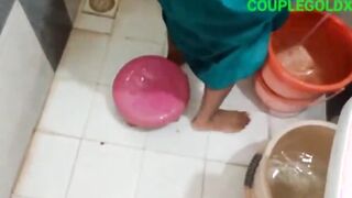 Bothroom me nahate dekh chod diya