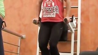 UNBELIEVABLE UPSWING! Fitness Addict Squeezes Out 70kg Muscle Monster After 100 Brutal Squats