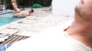 池畔特許 Relishing family bonding in the sun.