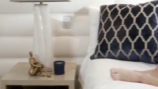 BEEGEES IN THE BEDROOM! Sunset Sluts Riley Steele and Zoey Monroe Share Naughty Tour Guides with 8inch Dick