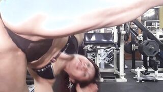 WORKOUT BOMBSHELL OF THE LEGS OF THE SCULPTURAL GODDESS milf
