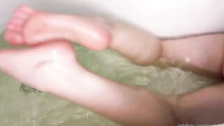 sexy bimbos into Shower Shows her little Toes