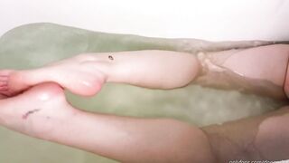 sexy bimbos into Shower Shows her little Toes