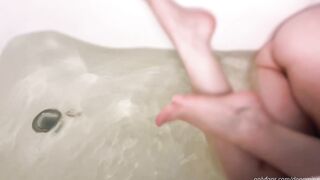 sexy bimbos into Shower Shows her little Toes