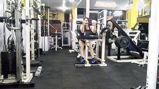SEXY WORKOUT OF BICEPS OF THE BEAUTY CUTIE cougar