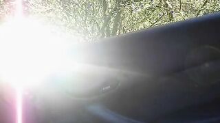 Molliges Eighteen fickt sich im Auto